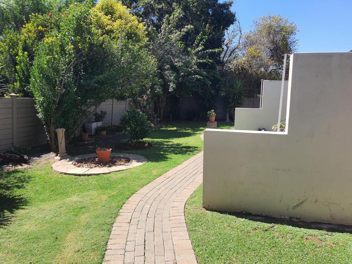 Aandrus Guesthouse Bloemfontein Zewnętrze zdjęcie